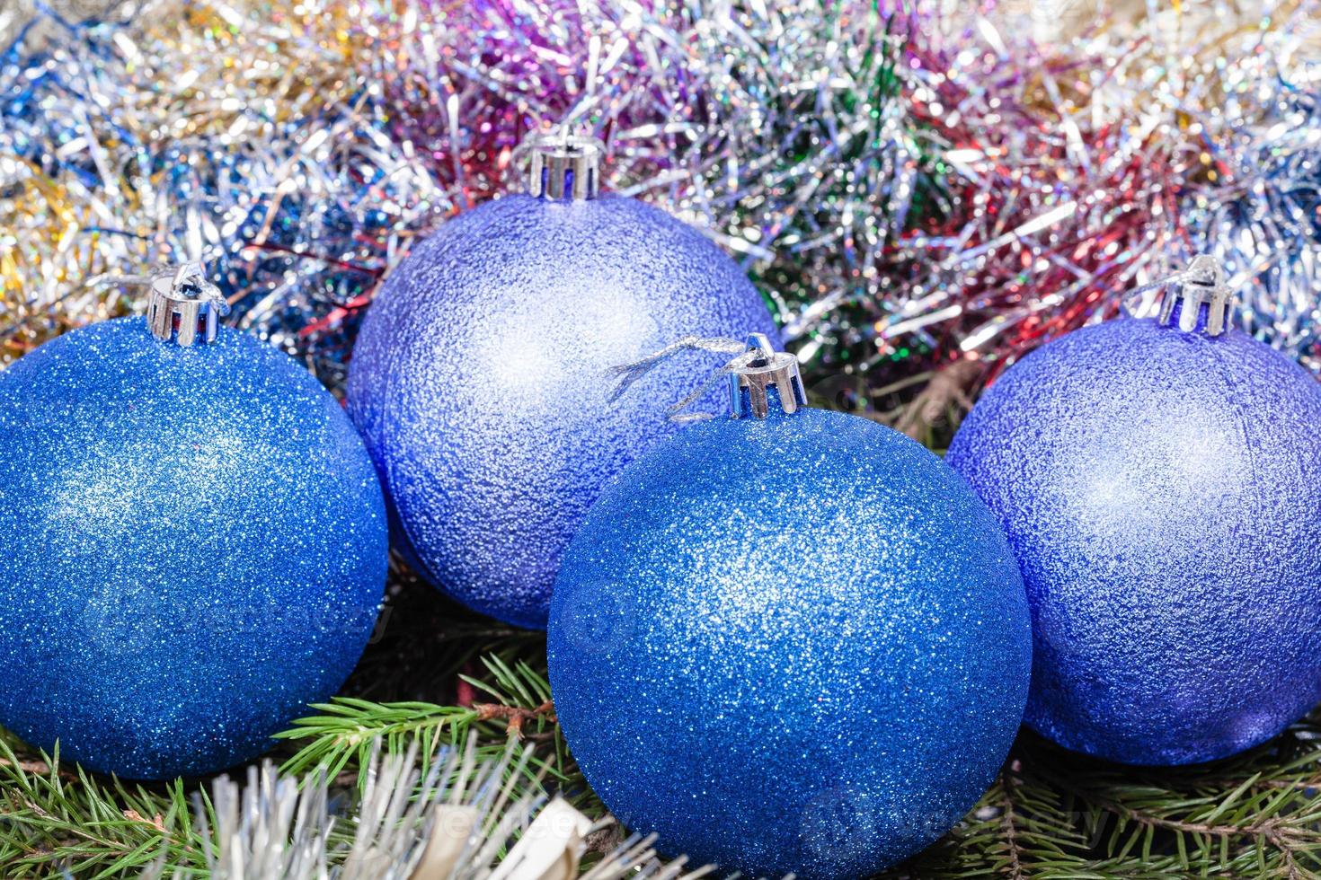 bolas de natal azuis, violetas, enfeites, árvore de natal 1 foto