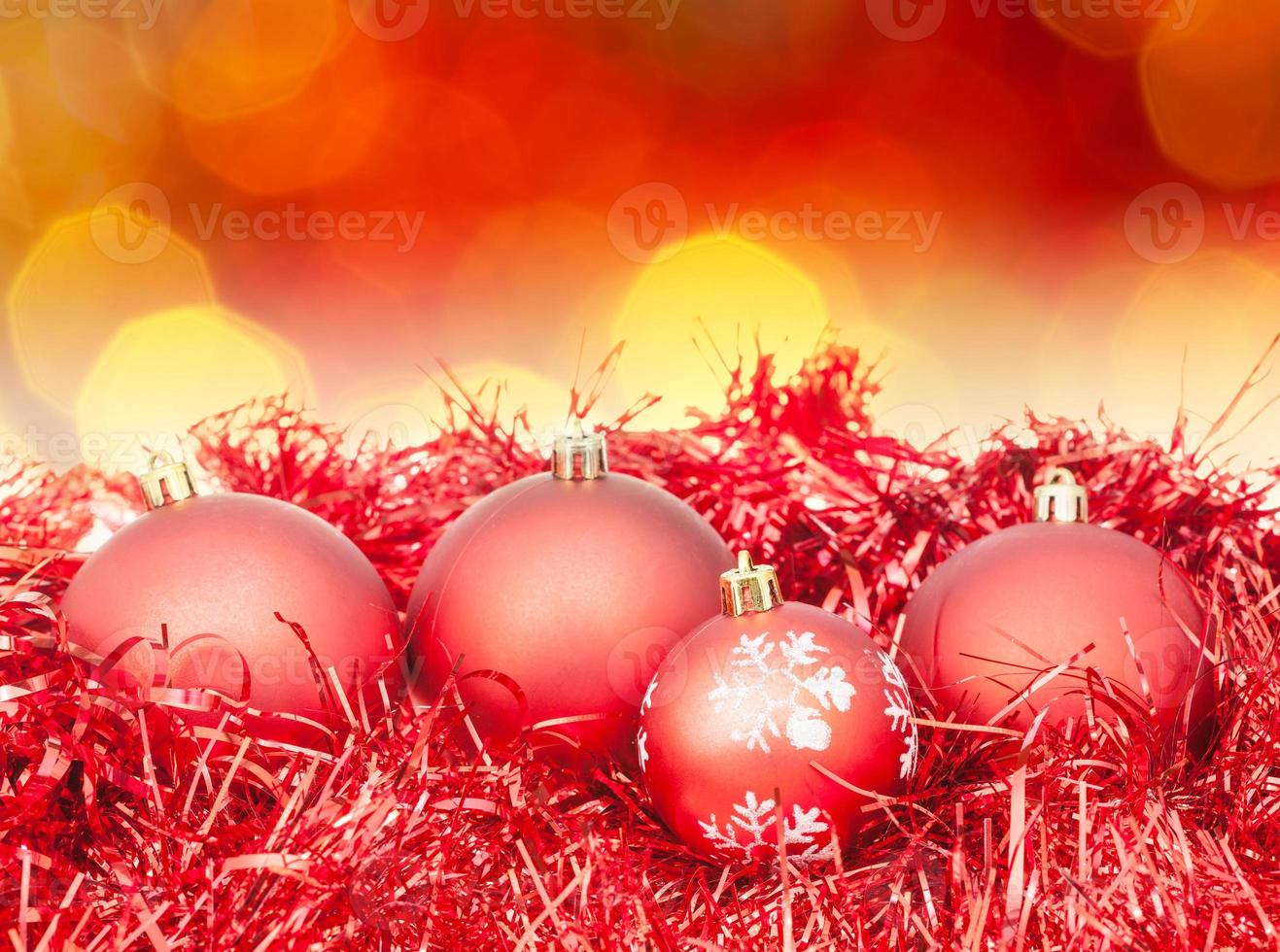 decoração vermelha de natal em fundo vermelho desfocado foto