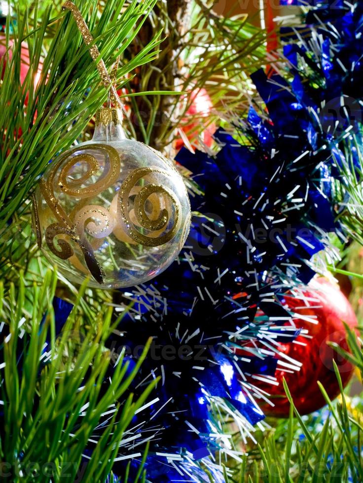 bolas de árvore de natal e decorações foto