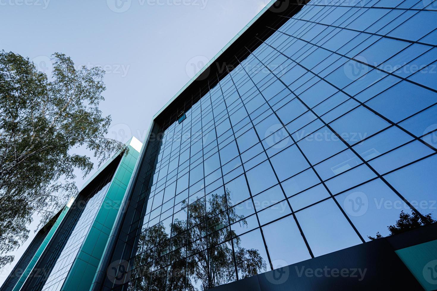 edifício moderno na cidade com fachada de vidro azul do escritório moderno. foto