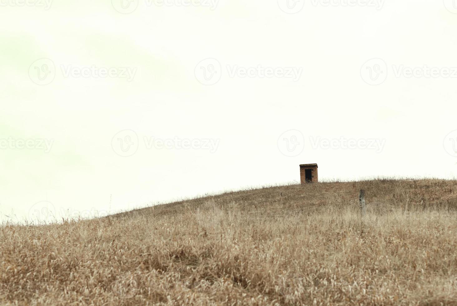 uma cabana solitária fica nas montanhas, serve de abrigo para pastores em mau tempo foto