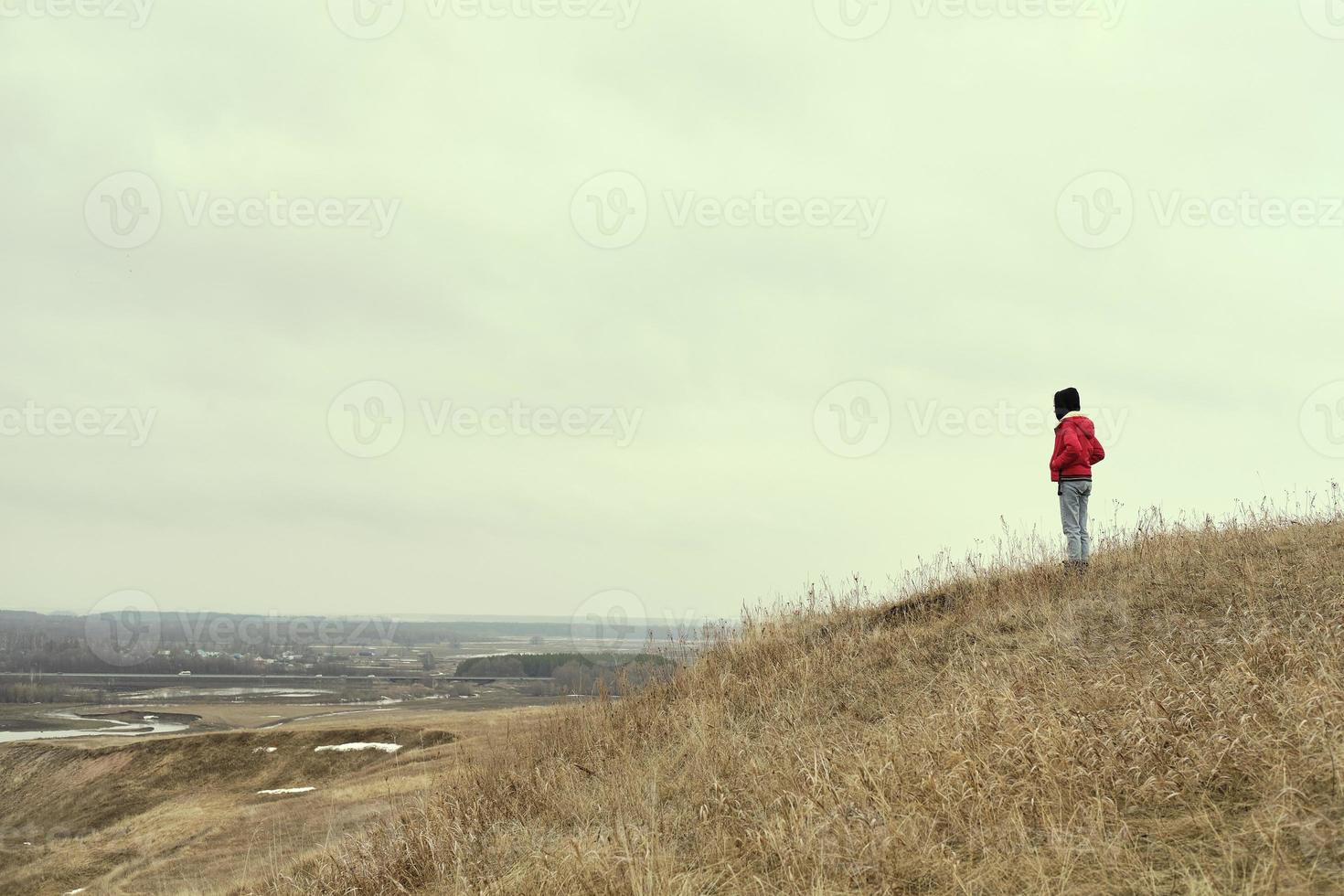 um homem está de pé em uma colina. um momento de calma e tranquilidade. bela vista das colinas para os campos foto