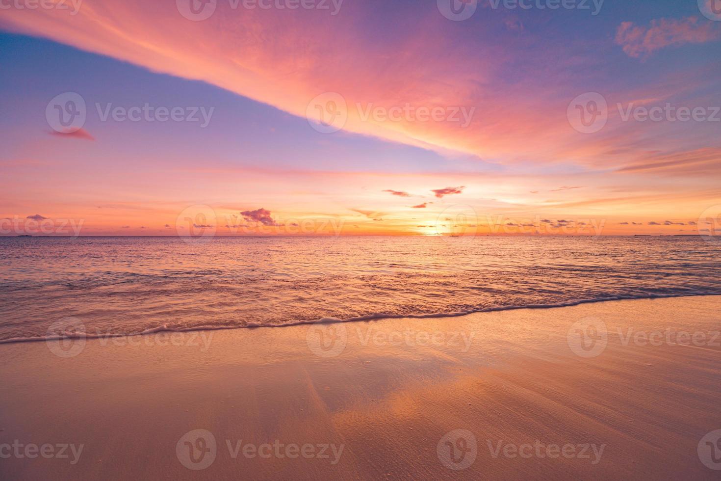 majestoso closeup vista de ondas de água do mar calmo com laranja amanhecer sunset sunshine. paisagem de praia de ilha tropical, costa exótica. férias de verão, férias incrível natureza cênica. relaxe paraíso foto