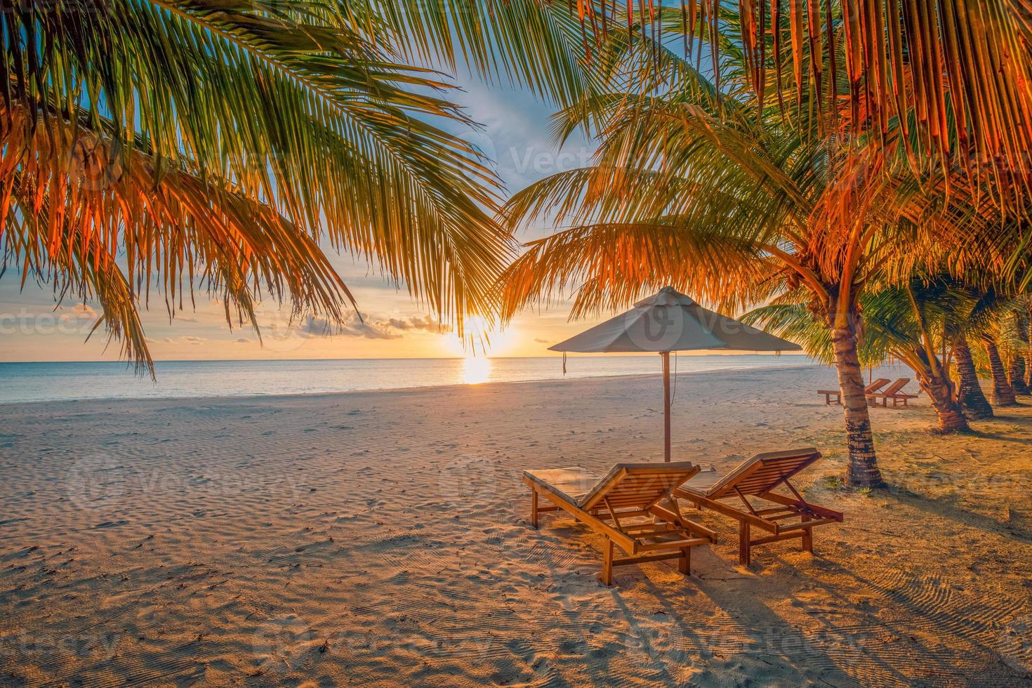praia incrível. cadeiras românticas céu do mar da praia de areia. casal férias de verão para destino turístico. paisagem tropical inspiradora. tranquilo cênico relaxar praia bela paisagem fundo foto