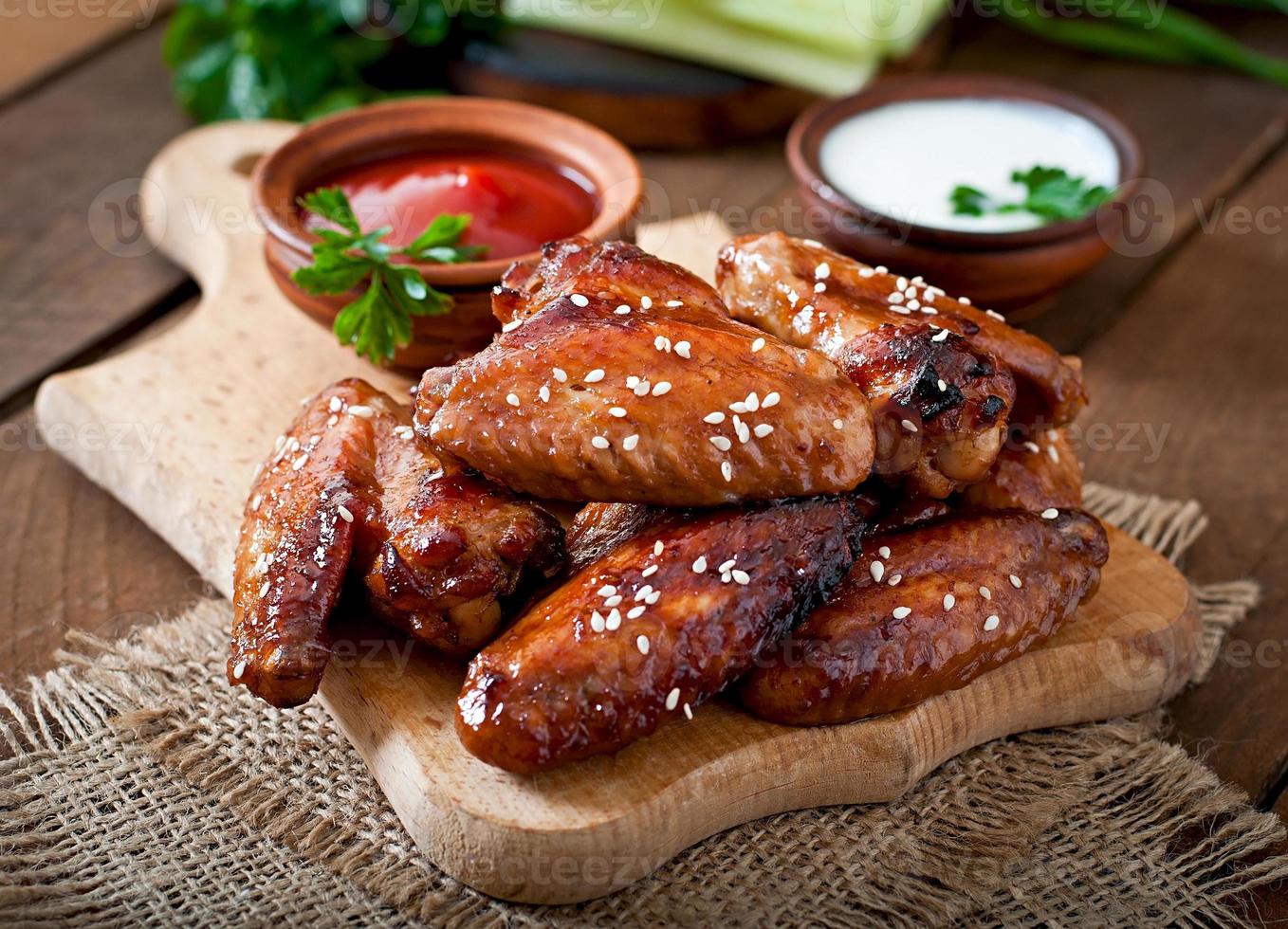 asas de frango assadas com molho teriyaki foto