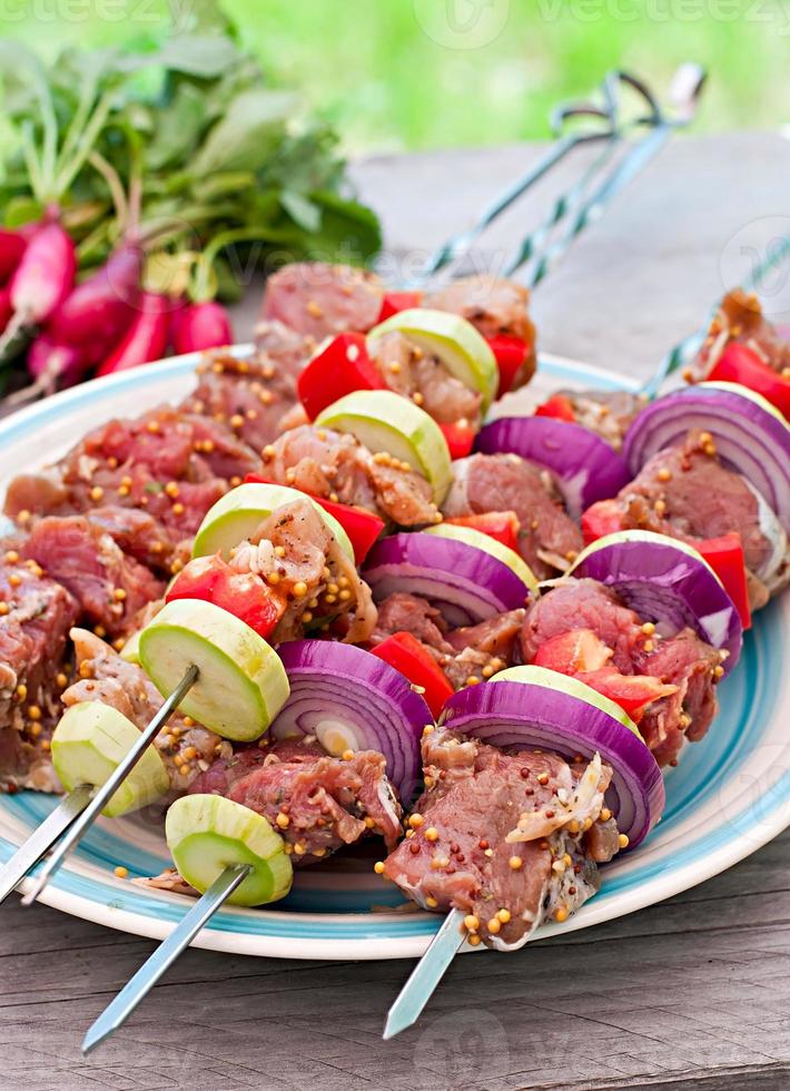 kebabs suculentos e legumes grelhados foto