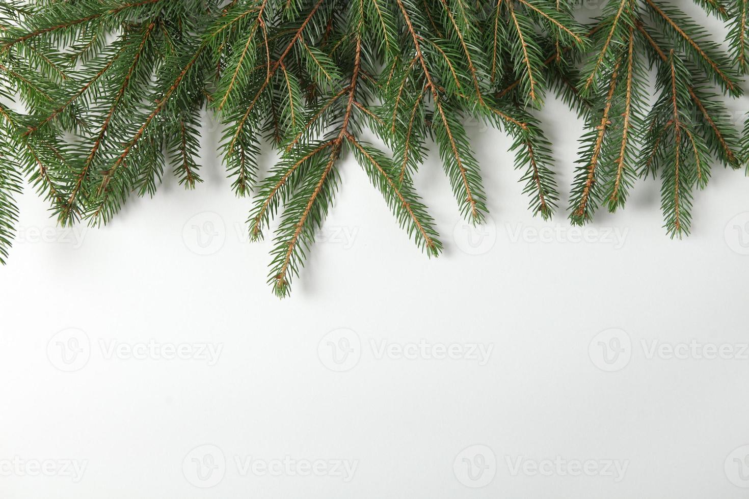 fundo de véspera de ano novo com ramo de abeto e cones. composição de férias de natal e ano novo de galhos de pinheiro. feliz ano novo 2023 foto