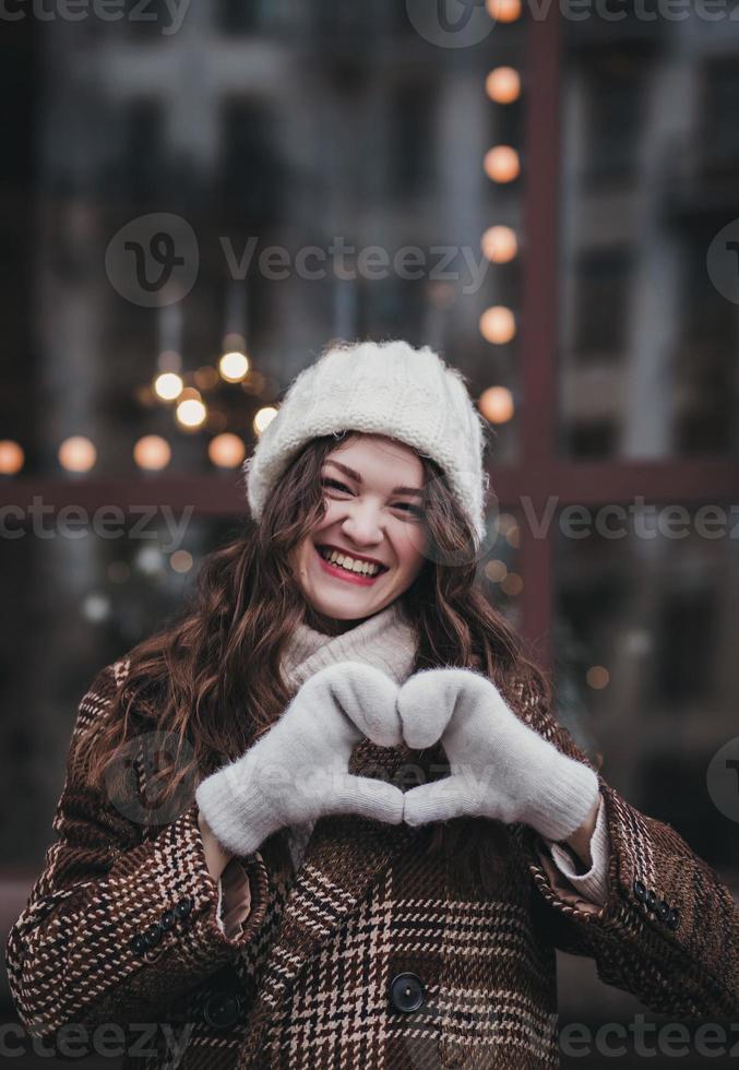 garota emocional e alegre com casaco de inverno foto