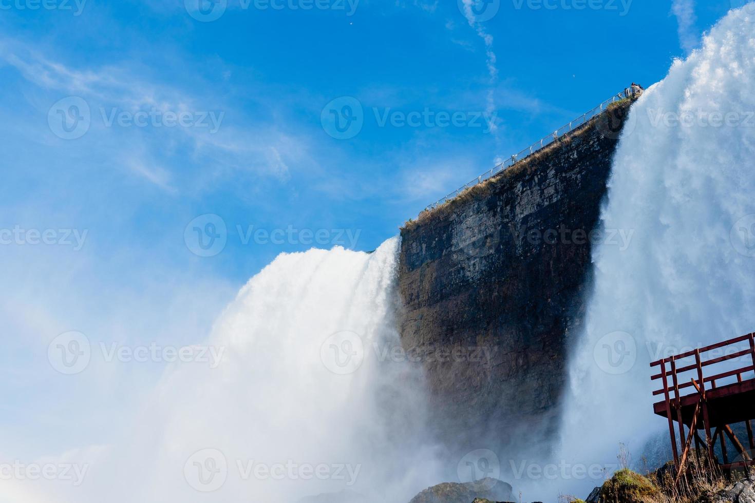 Niagara Falls dos lados americano e canadense. arco-íris sobre a cachoeira. o lugar turístico mais popular. rio tempestuoso que deságua no lago. foto