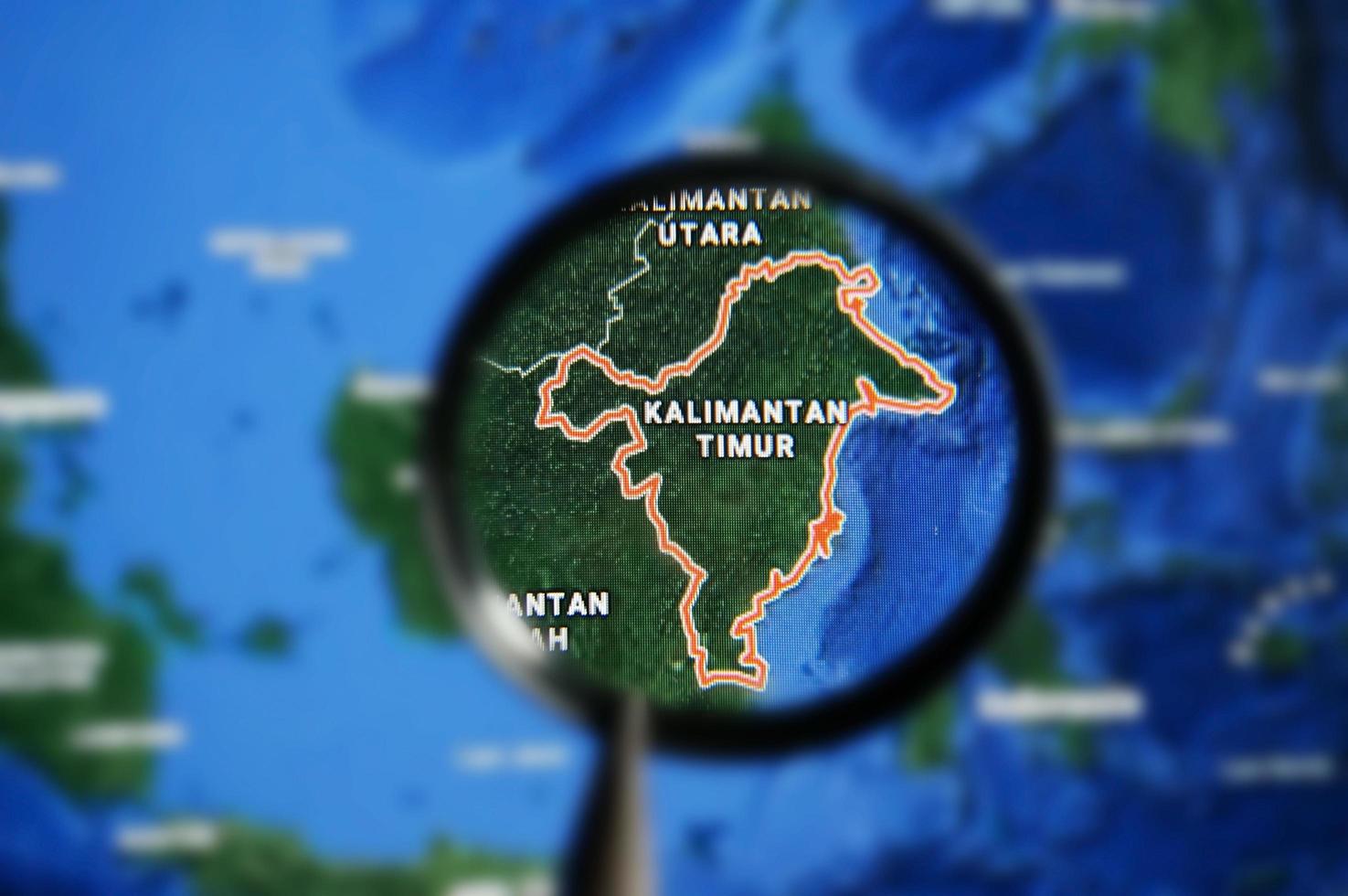 mapa de kalimantan oriental sob lupa com foco seletivo foto