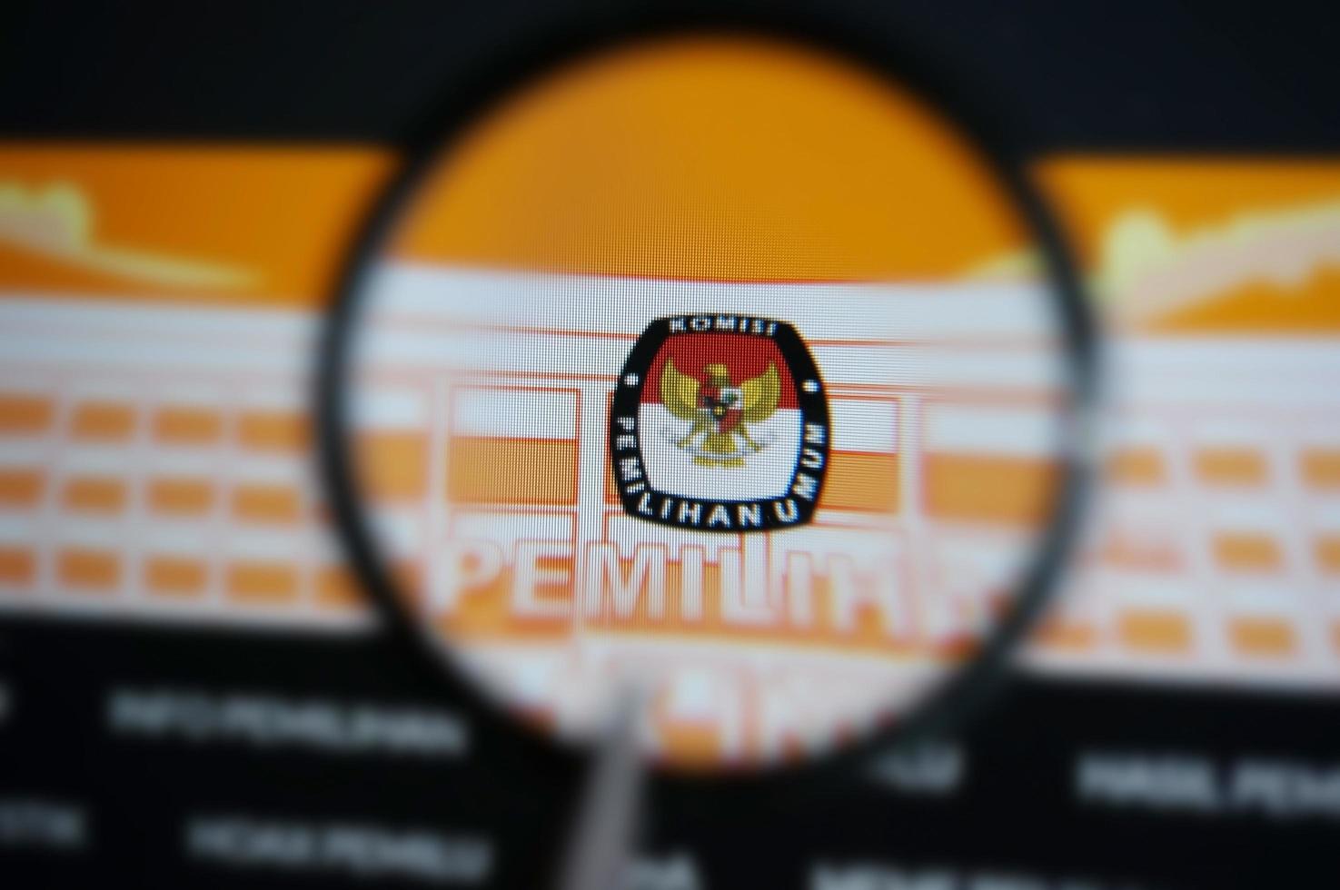 site do logotipo kpu sob lupa com foco seletivo foto