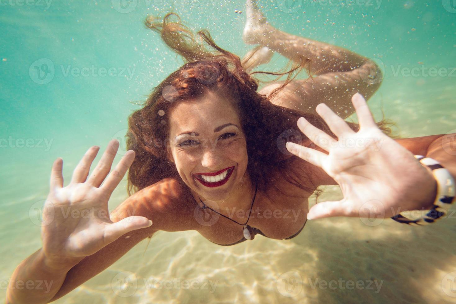 linda garota nadando no fundo do mar foto