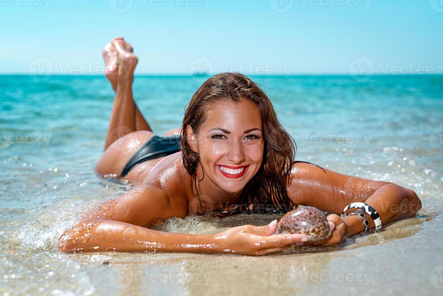 ela está aquecendo a praia foto