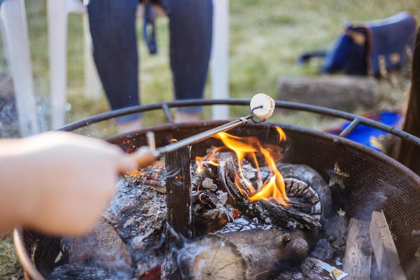 foto macro de um marshmallow sobre uma fogueira