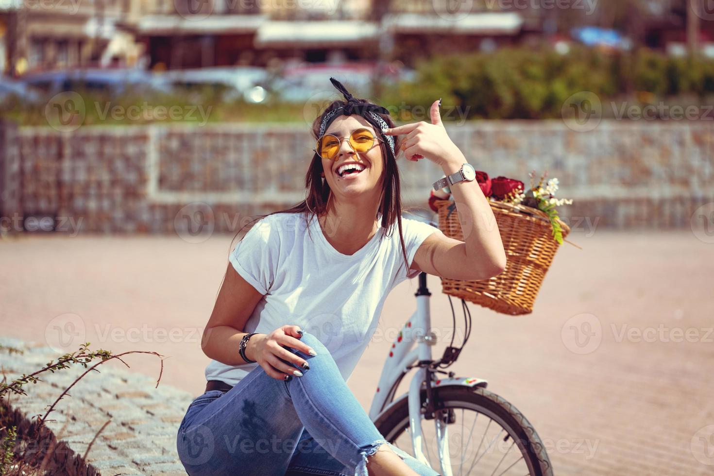 menina louca com bicicleta foto