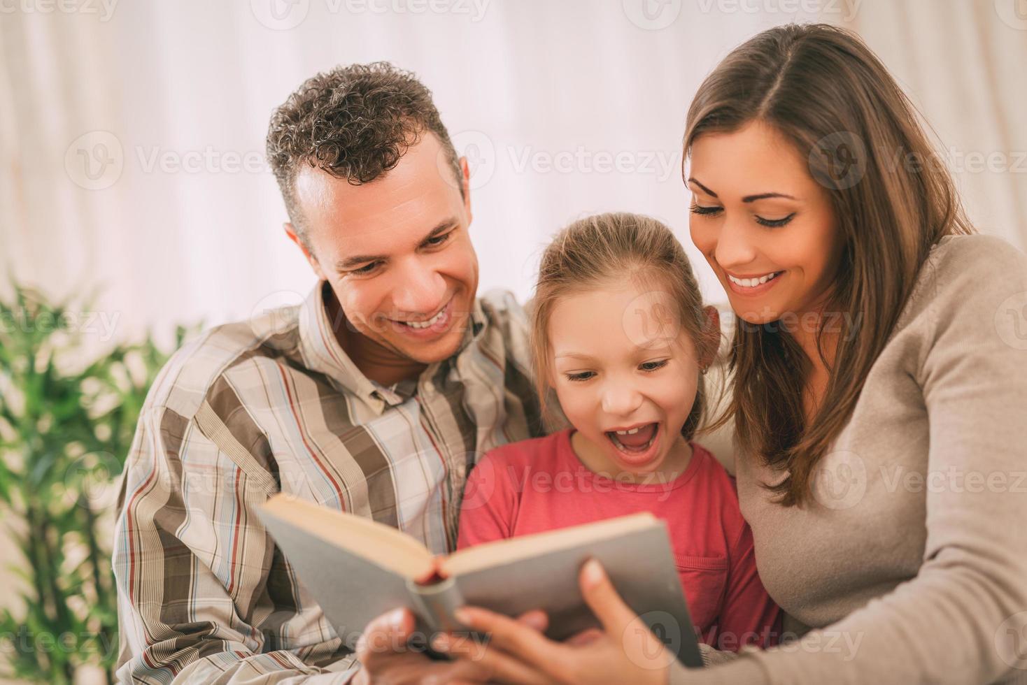 família feliz em casa foto