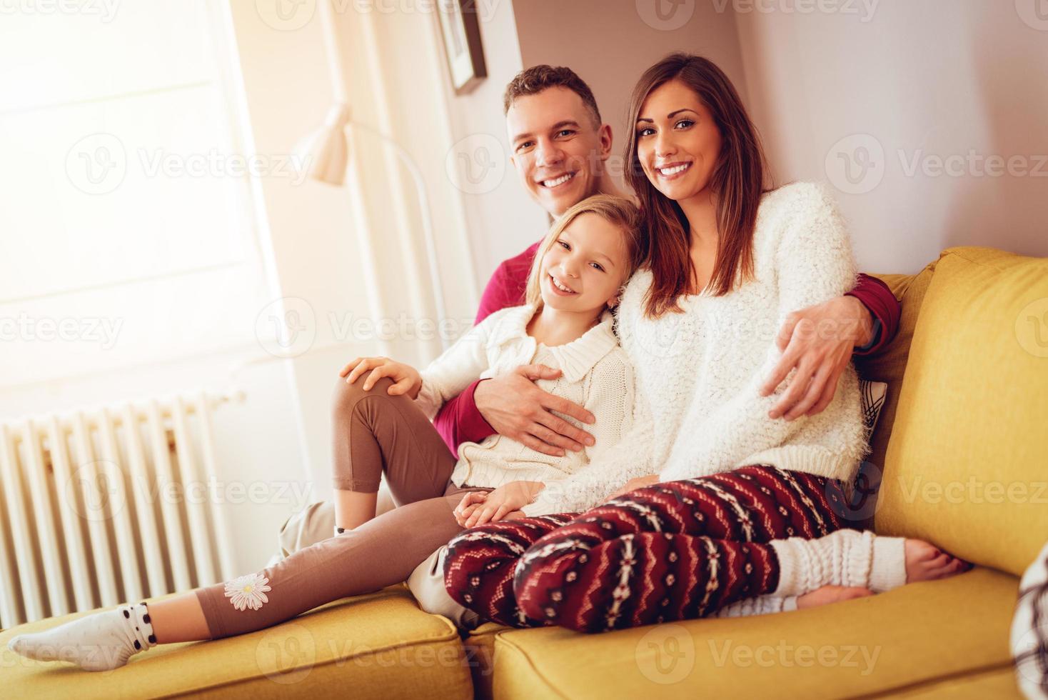 família feliz em casa foto