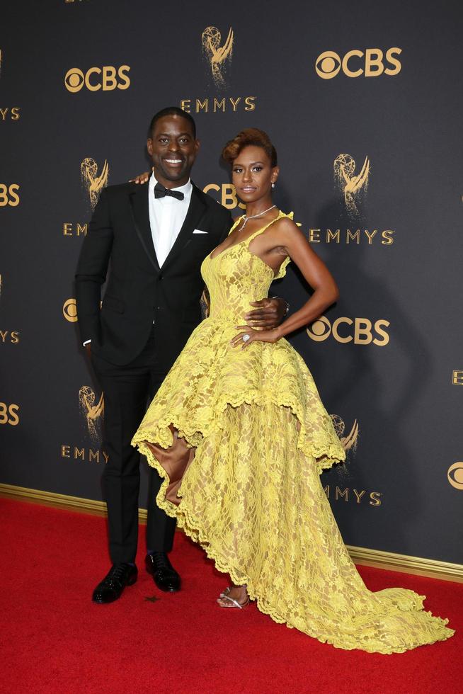 los angeles - 17 de setembro - sterling k brown, ryan michelle bathe no 69º primetime emmy awards - chegadas ao microsoft theater em 17 de setembro de 2017 em los angeles, ca foto