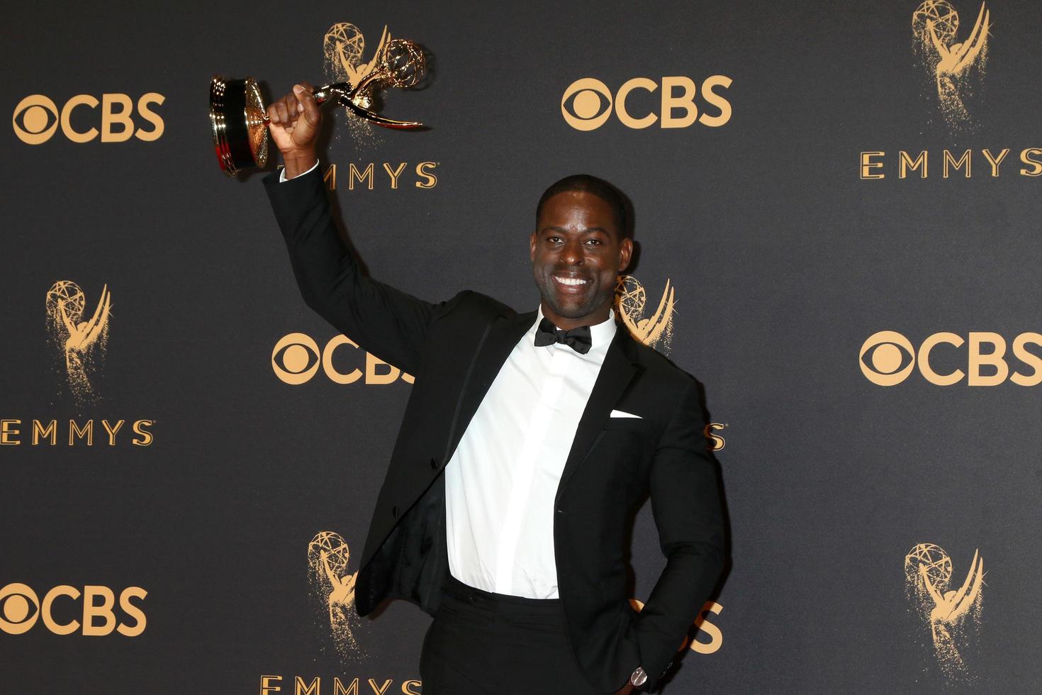 los angeles - 17 de setembro - sterling k brown no 69º primetime emmy awards - sala de imprensa no jw marriott gold ballroom em 17 de setembro de 2017 em los angeles, ca foto