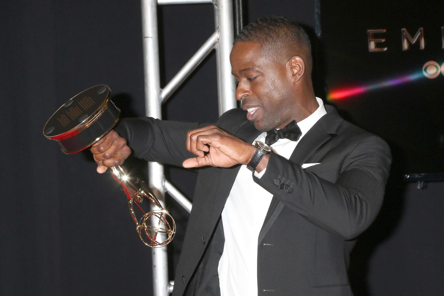 los angeles - 17 de setembro - sterling k brown no 69º primetime emmy awards - sala de imprensa no jw marriott gold ballroom em 17 de setembro de 2017 em los angeles, ca foto