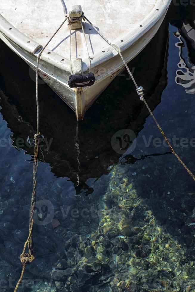 proa de um barco de pesca mediterrâneo tradicional foto