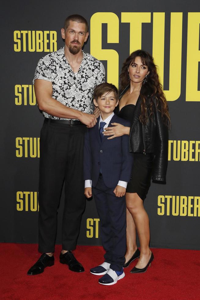 los angeles - 10 de julho - steve howey, filho, sarah shahi na estréia de stuber no regal la live em 10 de julho de 2019 em los angeles, ca foto