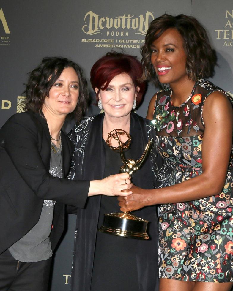 los angeles - 30 de abril - sara gilbert, sharon osbourne, aisha tyler, excelente apresentadora de talk show de entretenimento, a palestra na sala de imprensa do 44º dia emmy awards no auditório cívico de pasadena em 30 de abril de 2017 em pasadena, ca foto