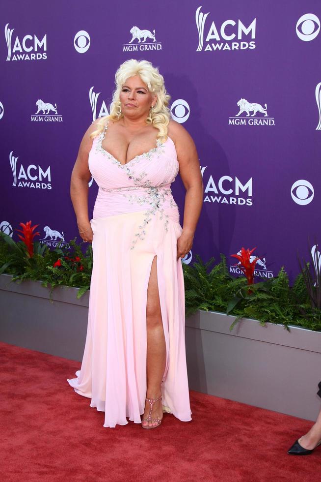 las vegas, 7 de março - beth chapman chega aos prêmios da academia de música country de 2013 no mgm grand garden arena em 7 de março de 2013 em las vegas, nv foto