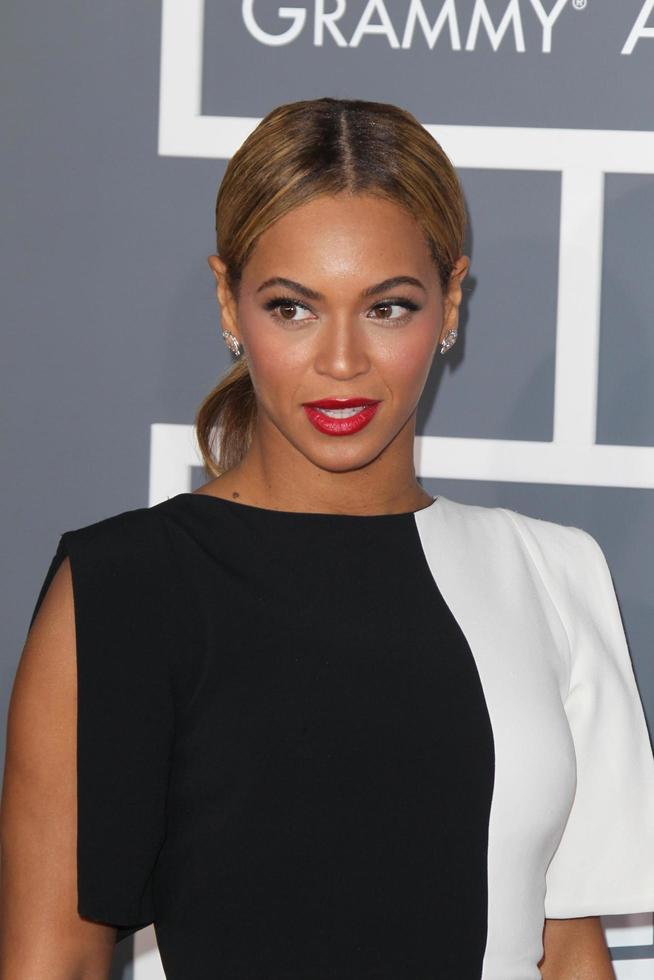 los angeles, 10 de fevereiro - beyonce knowles chega ao 55º prêmio anual grammy no centro de grampos em 10 de fevereiro de 2013 em los angeles, ca foto