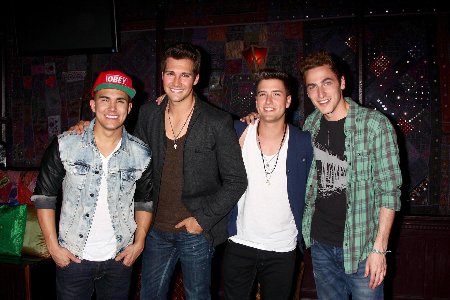 los angeles, 1 de abril - carlos roberto pena jr, james maslow, logan henderson, kendall schmidt do big time rush no big time rush e victoria justice anúncio da turnê de férias de verão no house of blues em 1 de abril de 2013 em west hollywood, ca foto