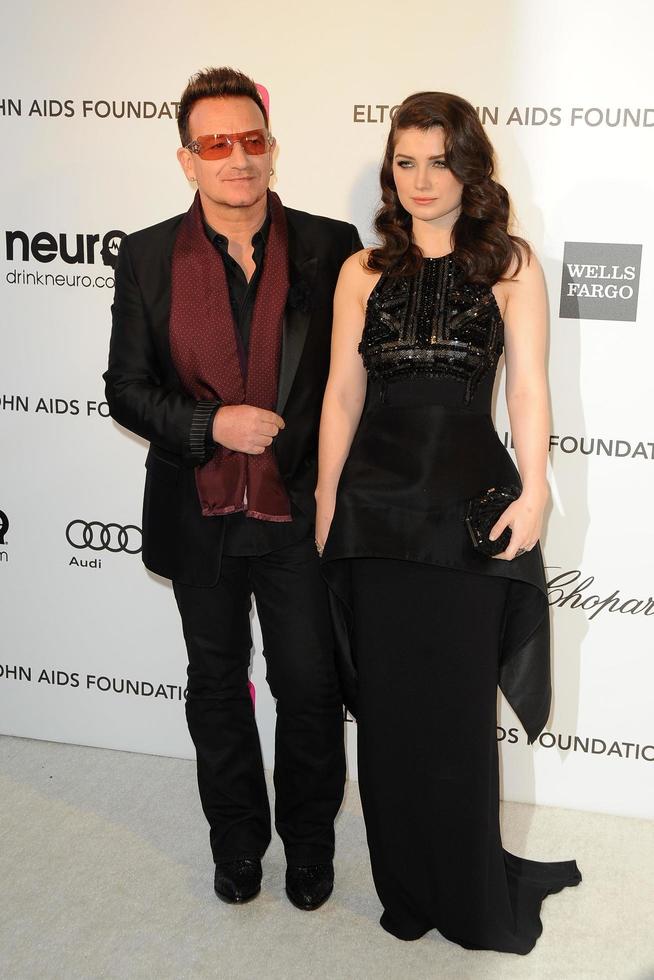 los angeles, 24 de fevereiro - bono, eve hewson chega ao elton john aids foundation 21st academy awards festa no west hollywood park em 24 de fevereiro de 2013 em west hollywood, ca foto