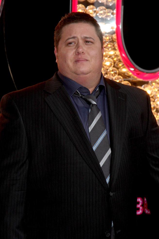 los angeles, 15 de novembro - chaz bono de terno chega ao burlesco la premiere no teatro chinês de grauman em 15 de novembro de 2010 em los angeles, ca foto