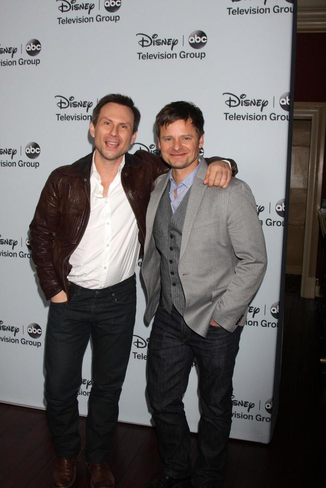 los angeles, 17 de janeiro - christian slater, steve zahn no grupo de televisão disney-abc 2014 inverno press tour festa chegadas no langham huntington em 17 de janeiro de 2014 em pasadena, ca foto