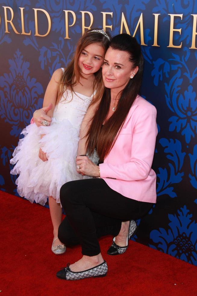 los angeles, 8 de março - kyle richards na exibição antecipada da cinderela da disney nos estúdios da disney em 8 de março de 2015 em burbank, ca foto