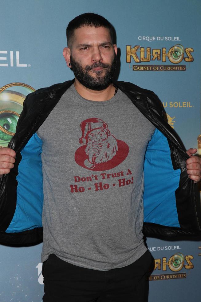 los angeles, 09 de dezembro - guillermo diaz no cirque du soleil s kurios, gabinete de curiosidades no estádio dodger em 09 de dezembro de 2015 em los angeles, ca foto