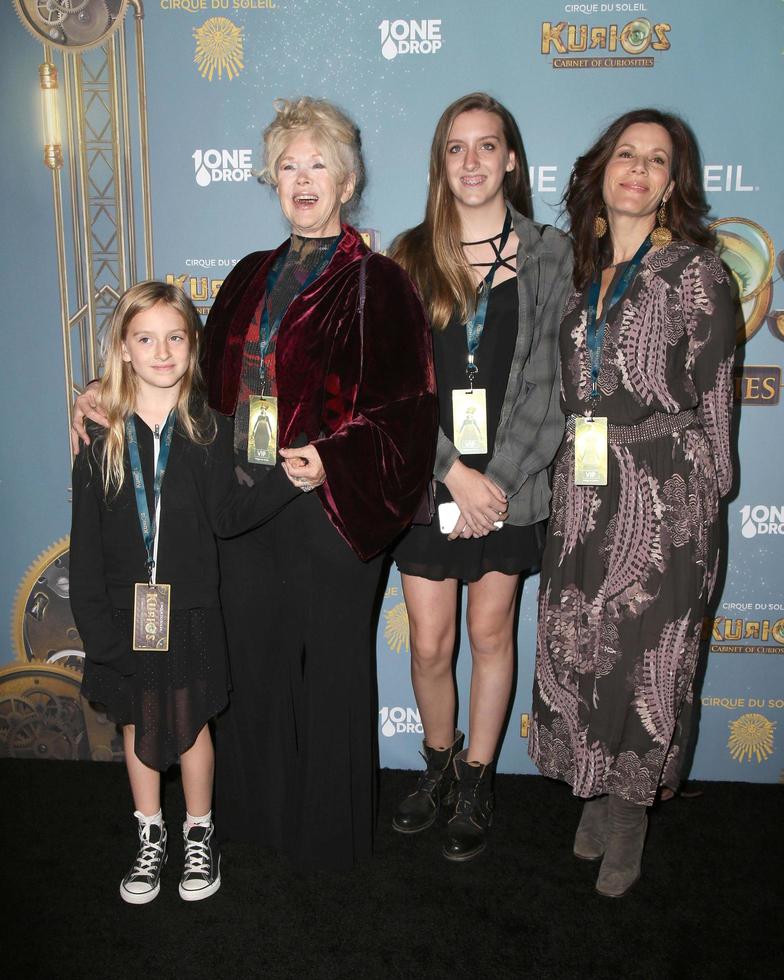 los angeles, 09 de dezembro - connie stevens, tricia leigh fisher no cirque du soleil s kurios, gabinete de curiosidades no dodger stadium em 09 de dezembro de 2015 em los angeles, ca foto