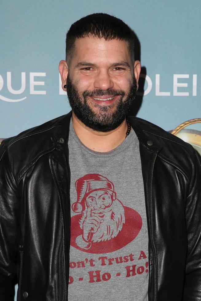 los angeles, 09 de dezembro - guillermo diaz no cirque du soleil s kurios, gabinete de curiosidades no estádio dodger em 09 de dezembro de 2015 em los angeles, ca foto