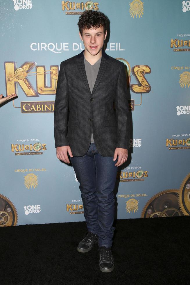 los angeles, 09 de dezembro - nolan gould no cirque du soleil s kurios, gabinete de curiosidades no estádio dodger em 09 de dezembro de 2015 em los angeles, ca foto