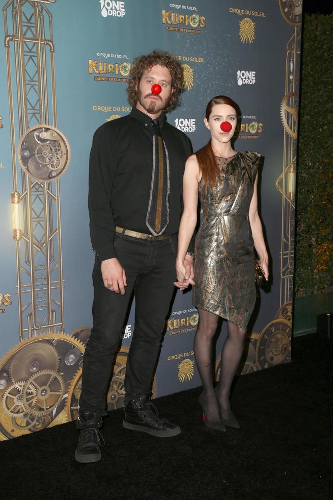 los angeles, 09 de dezembro - tj miller, kate gorney no cirque du soleil s kurios, gabinete de curiosidades no estádio dodger em 09 de dezembro de 2015 em los angeles, ca foto