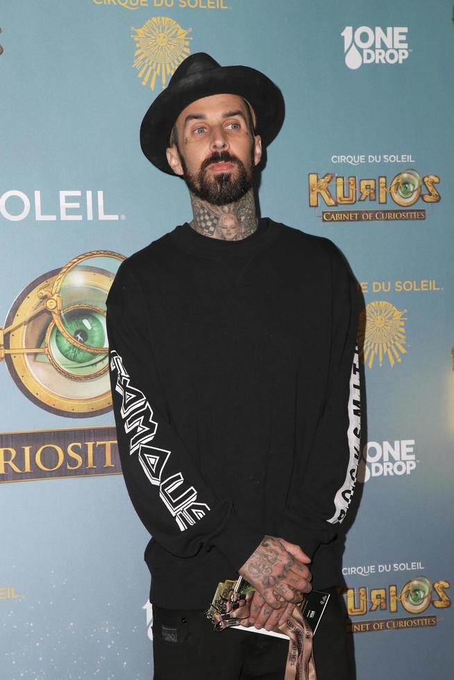 los angeles, 09 de dezembro - travis barker no cirque du soleil s kurios, gabinete de curiosidades no estádio dodger em 09 de dezembro de 2015 em los angeles, ca foto