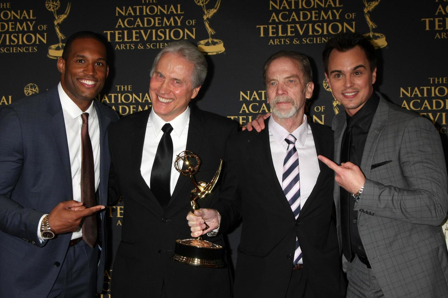 los angeles, 24 de fevereiro - lawrence saint-victor, gordon sweeney, desconhecido, excelente equipe técnica, ousado e lindo, darin brooks no daytime emmy creative arts awards 2015 no universal hilton hotel em 24 de abril de 2015 em los angeles, ca foto