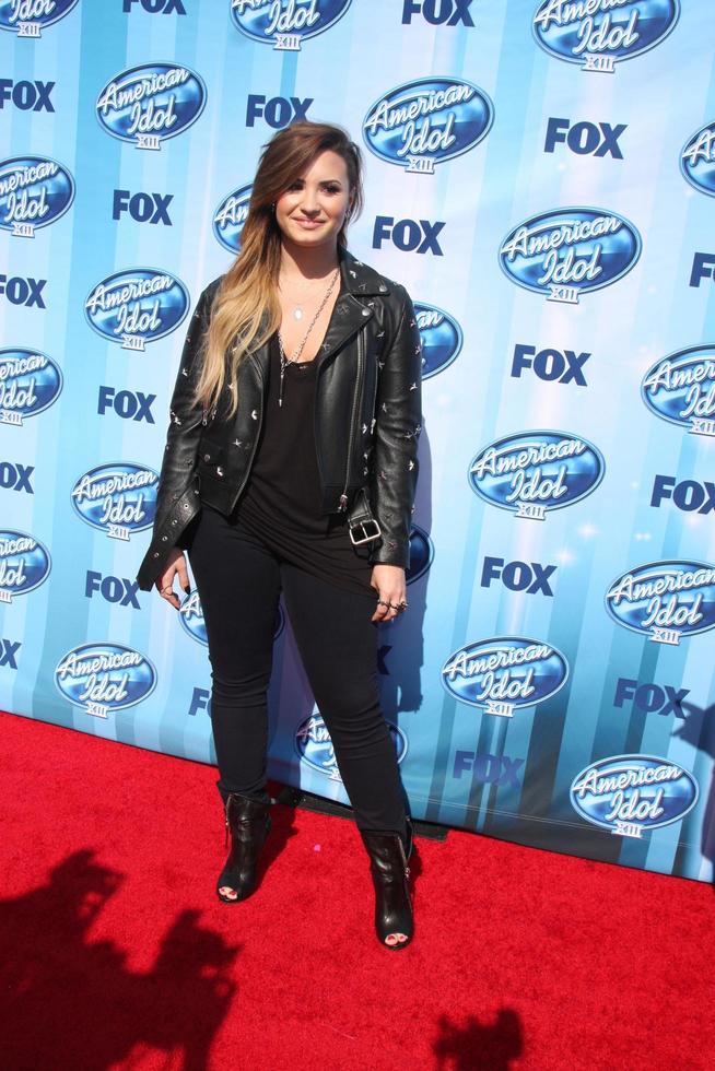 los angeles, 21 de maio - demi lovato no american idol season 13 finale no nokia theatre no la live em 21 de maio de 2014 em los angeles, ca foto