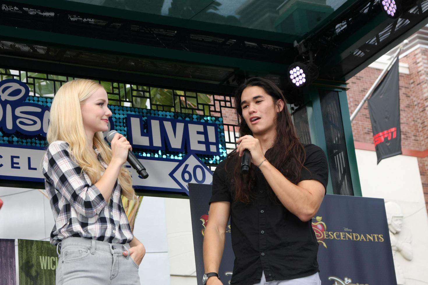 los angeles, 17 de outubro - pomba cameron, booboo stewart nas estrelas dos descendentes aparição pessoal no centro da disney em 17 de outubro de 2015 em anaheim, ca foto