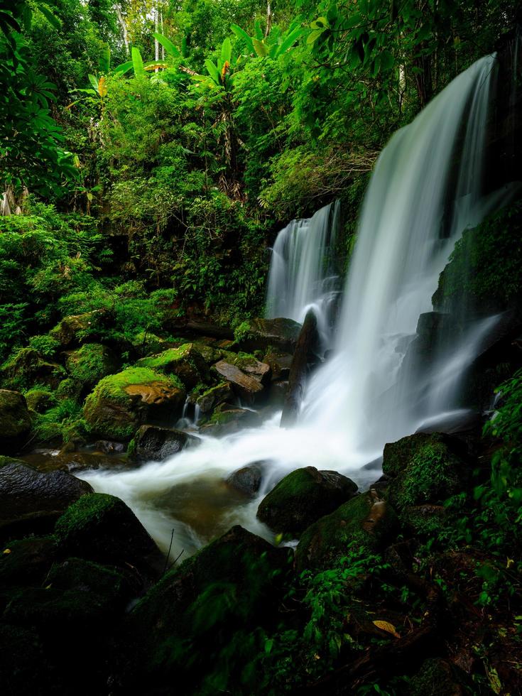 fundo suave da cachoeira foto