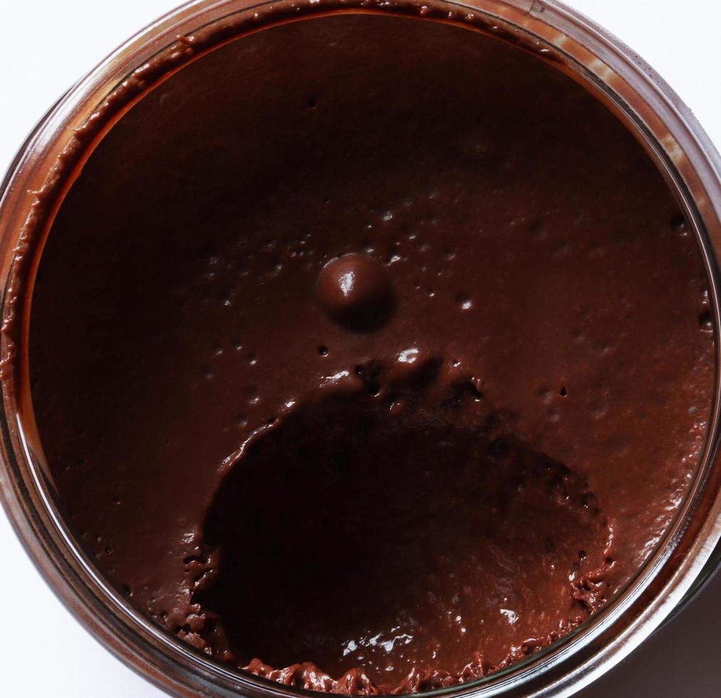 mousse de chocolate comido em frasco de vidro foto