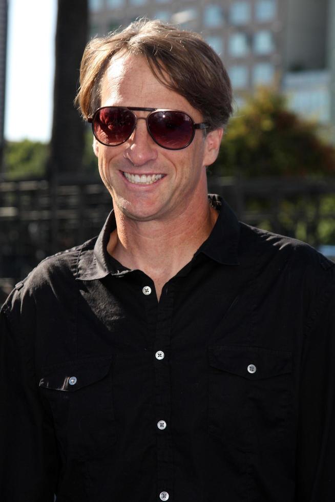 los angeles, 14 de agosto - tony hawk chegando aos prêmios vh1 de 2011 fazer algo no hollywood palladium em 14 de agosto de 2011 em los angeles, ca foto