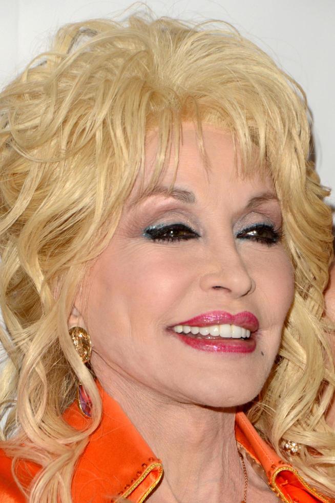 los angeles, 4 de dezembro - dolly parton no casaco dolly parton s de muitas cores no teatro egípcio em 4 de dezembro de 2015 em los angeles, ca foto