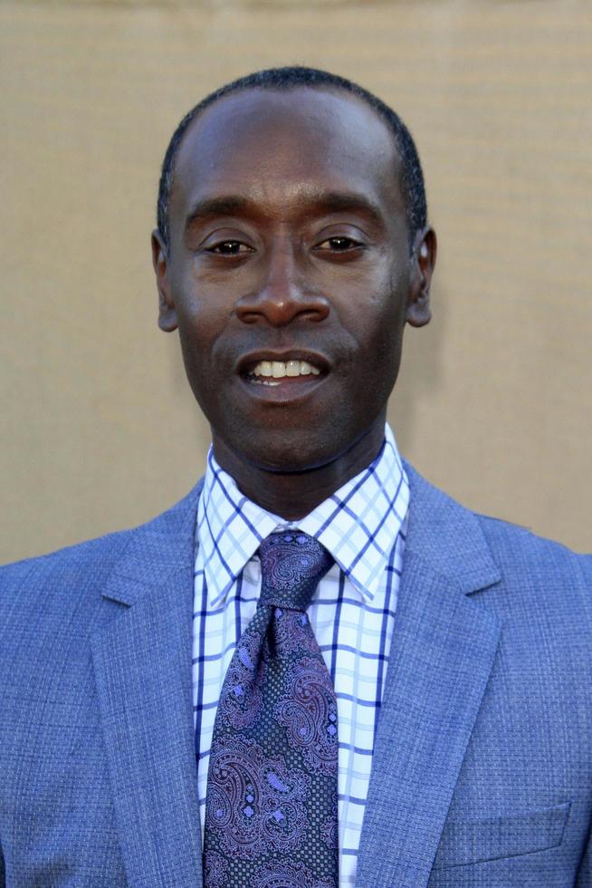 los angeles, 29 de julho - don cheadle chega à festa de verão 2013 cbs tca no local privado em 29 de julho de 2013 em beverly hills, ca foto