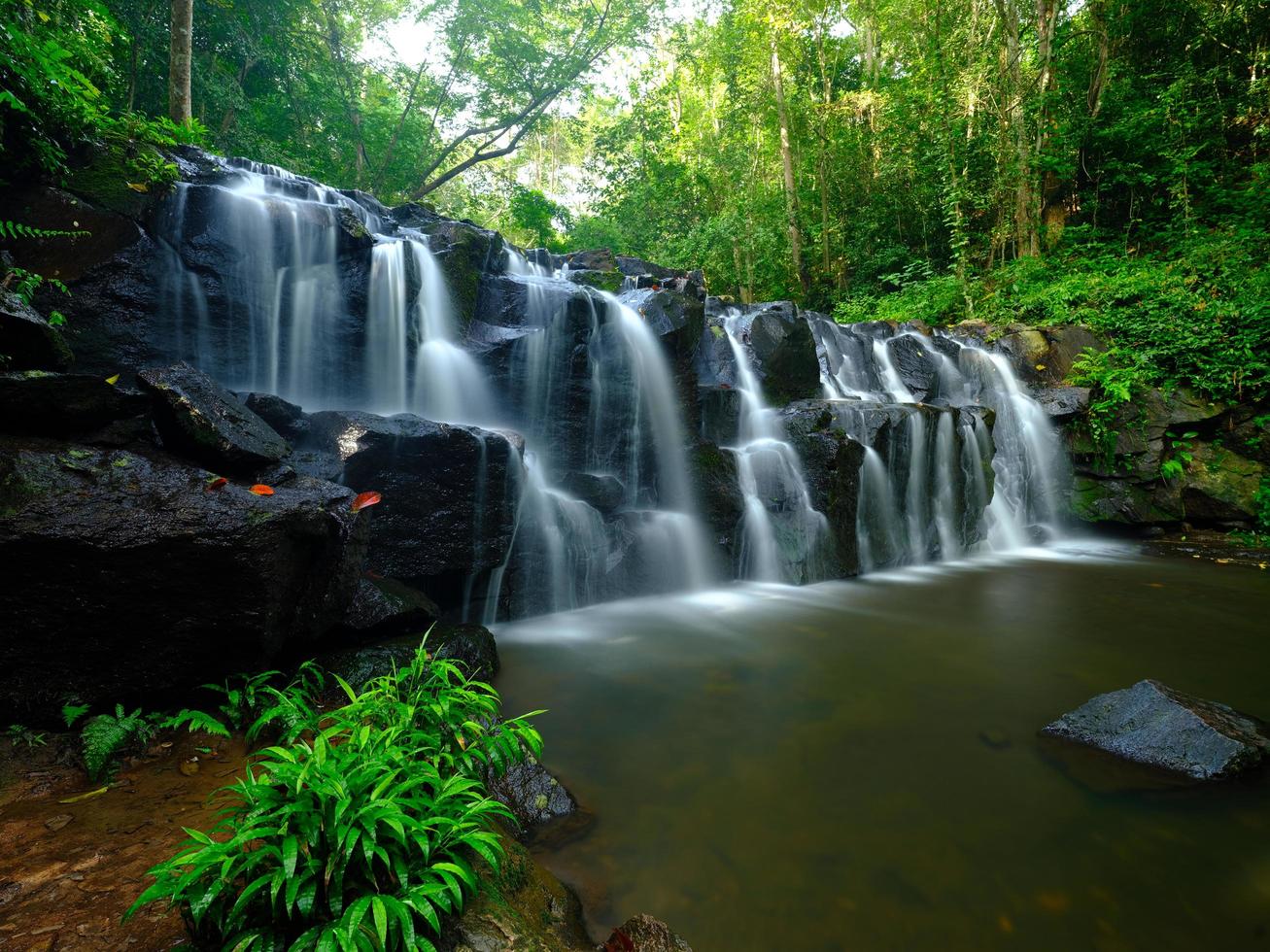 fundo suave da cachoeira foto