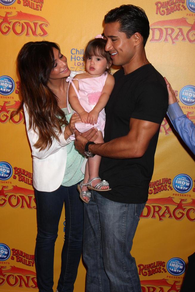 los angeles, 12 de julho - courtney mazza, mario lopez e sua filha chegam aos dragões apresentados por ringling bros e barnum e bailey circus no grampos center em 12 de julho de 2012 em los angeles, ca foto